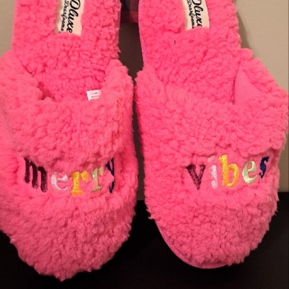 DeLuxe Merry Pink Fuzzy Slippers by Dearfoams - Picture 1 of 4